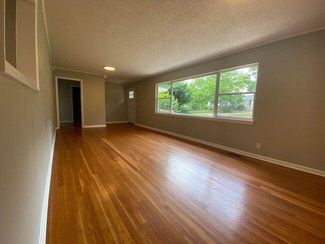 Building Photo - Freshly Renovated 3 Bedroom 1.5 Bathroom i...