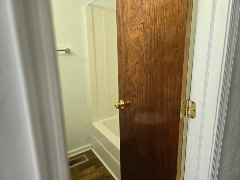 Full bath - 2032 Elmhurst Ln