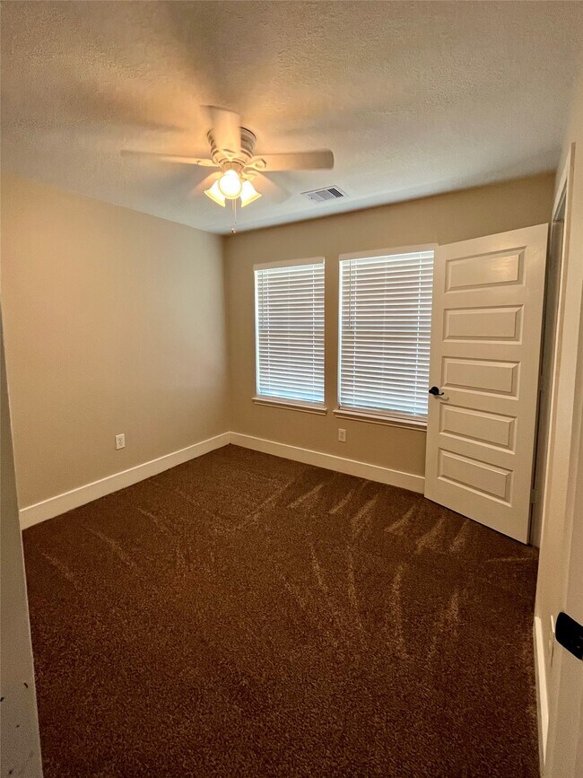 Building Photo - 3951 Town Park Ln