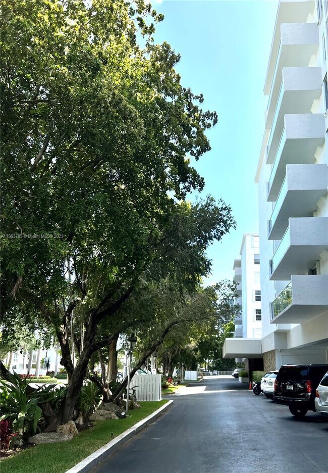 Building Photo - 10000 W Bay Harbor Dr