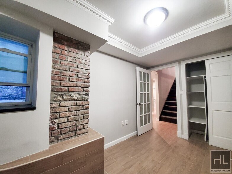 Building Photo - Avail; May 1 Upper Carnegie Hill adj/E. Harlem, Close to E.96th Q: E 100th St btw 2nd/1st Ave 4BR...