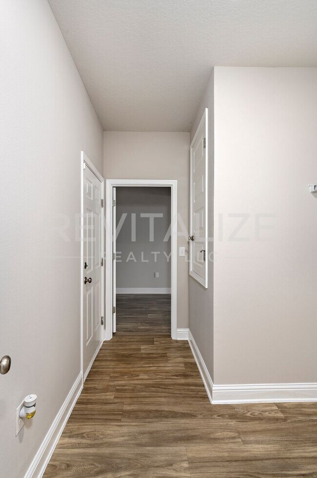 Building Photo - 12941 Sanderling Lp