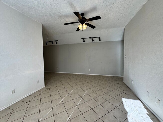 Building Photo - 4 Bedrooms at an Amazing Price!