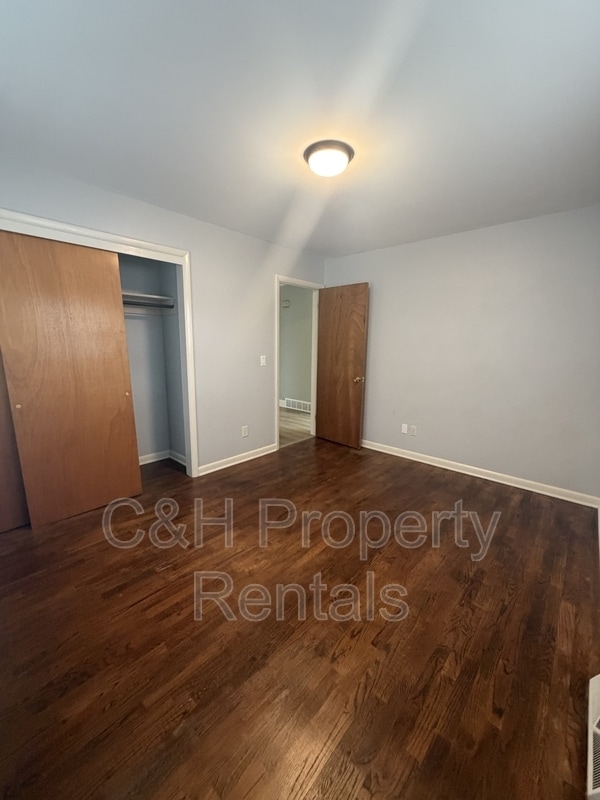 Building Photo - 915 Avenue F