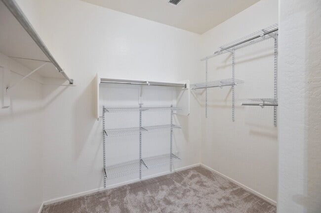 Building Photo - Lovely Seville rental on quiet street now ...