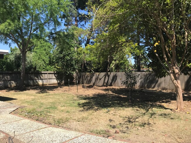 Building Photo - Sprawling 7 bedroom home available for sum...