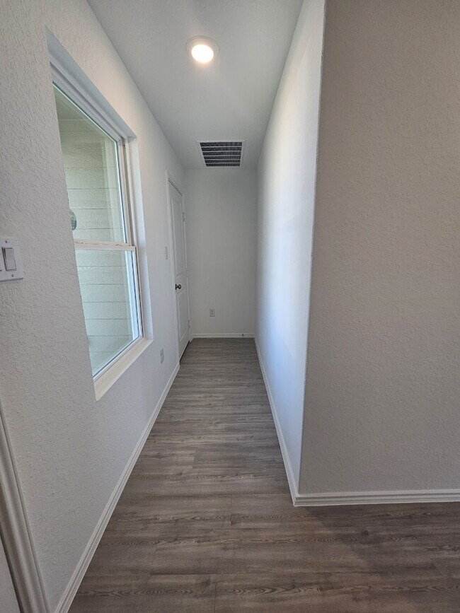 Building Photo - "Charming 3-Bed Sanctuary with Granite Elegance in San Antonio! Voucher Accepted! "