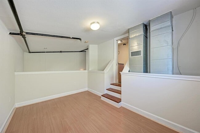 Building Photo - 807 E 14th St