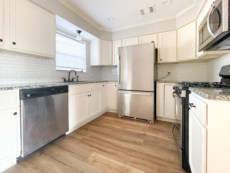 Building Photo - 207 N Bermuda St