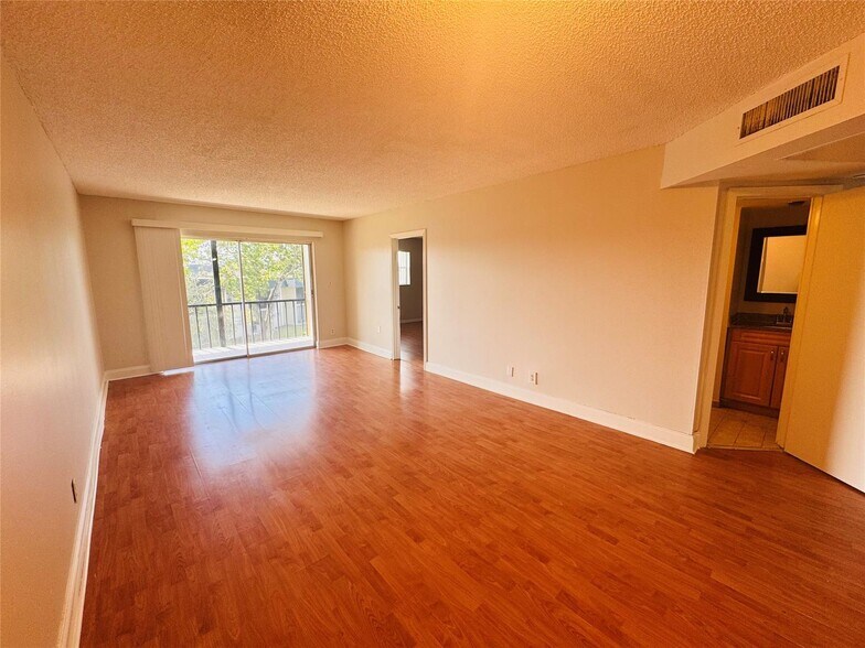 Building Photo - 8020 Colony Cir N