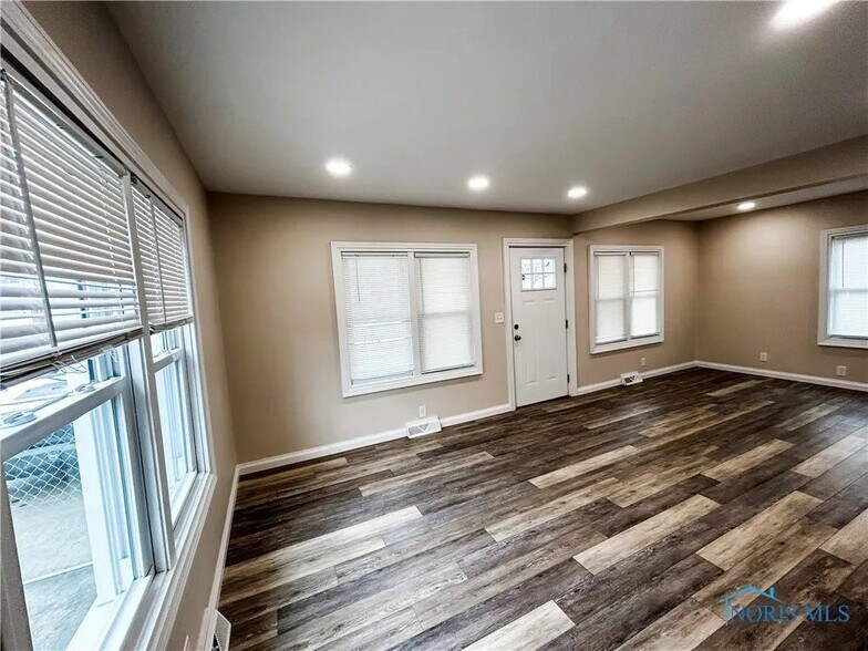 Building Photo - 2347 Bucklew Dr