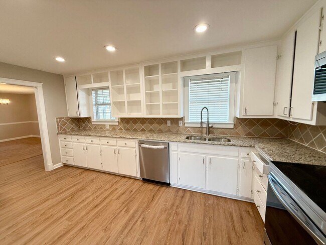 Building Photo - 207 Estates Dr