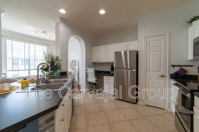 Building Photo - 860 N Orange Ave