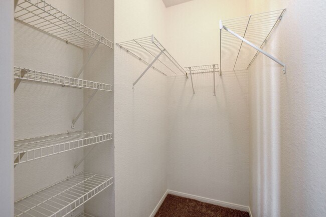 Building Photo - LOCATION! LOCATION! LOCATION! Move-in read...