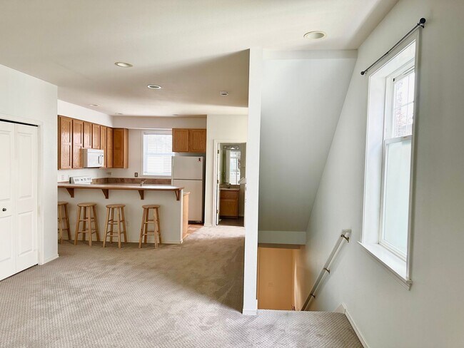 Building Photo - Great Crown Hill Townhouse Near Carkeek Pa...
