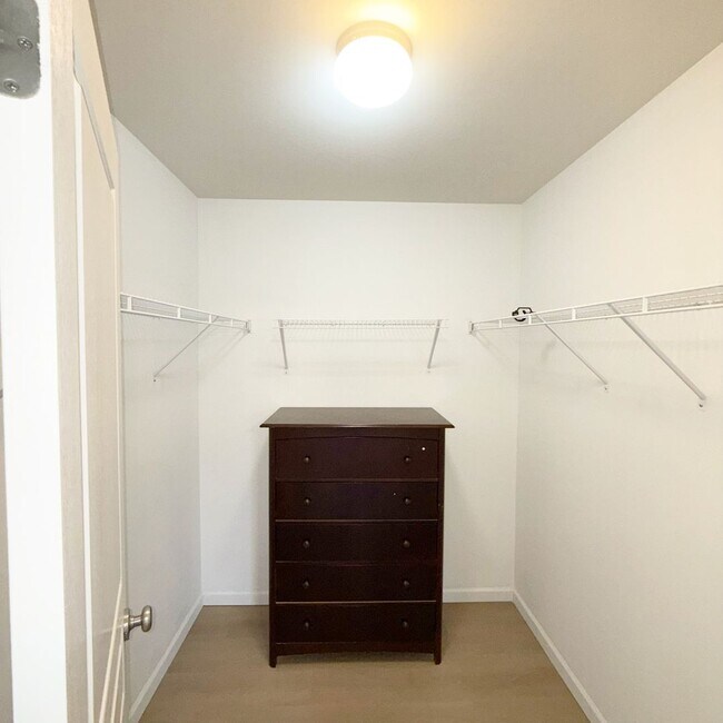 Building Photo - 569 Parkgate Dr
