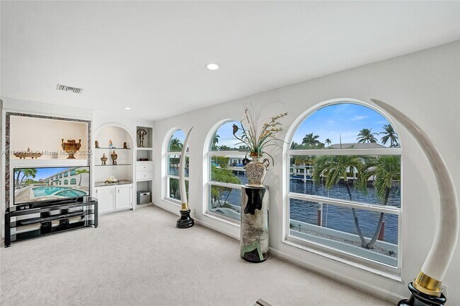 Building Photo - 2889 NE 35th St