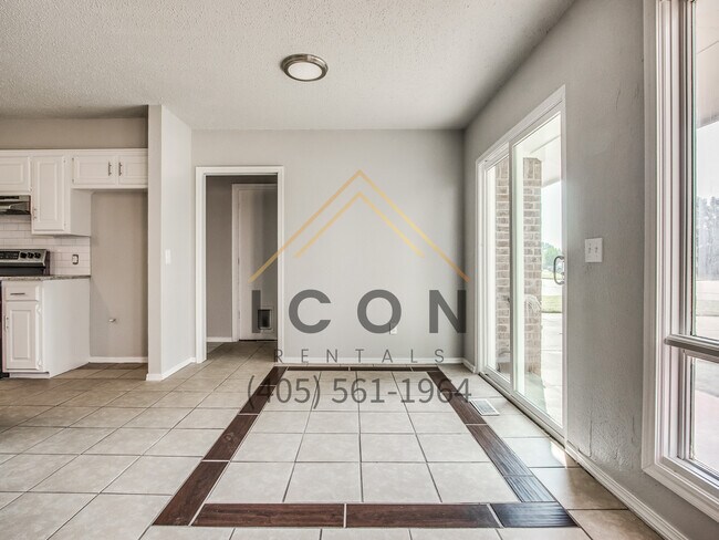 Building Photo - 515 N Robin Way