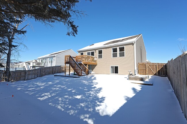 Building Photo - Charming 3-Bedroom Home with Fenced Backya...