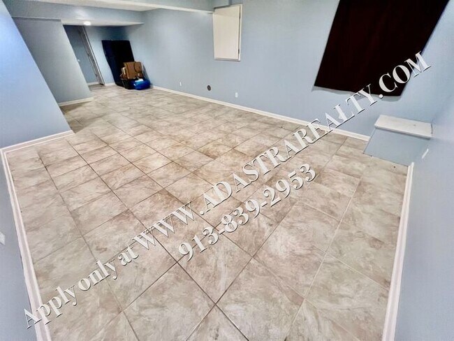 Building Photo - Spacious 3 Bed, 2 Bath, 2 Half Bath Townhome in Lee's Summit-Available NOW!!