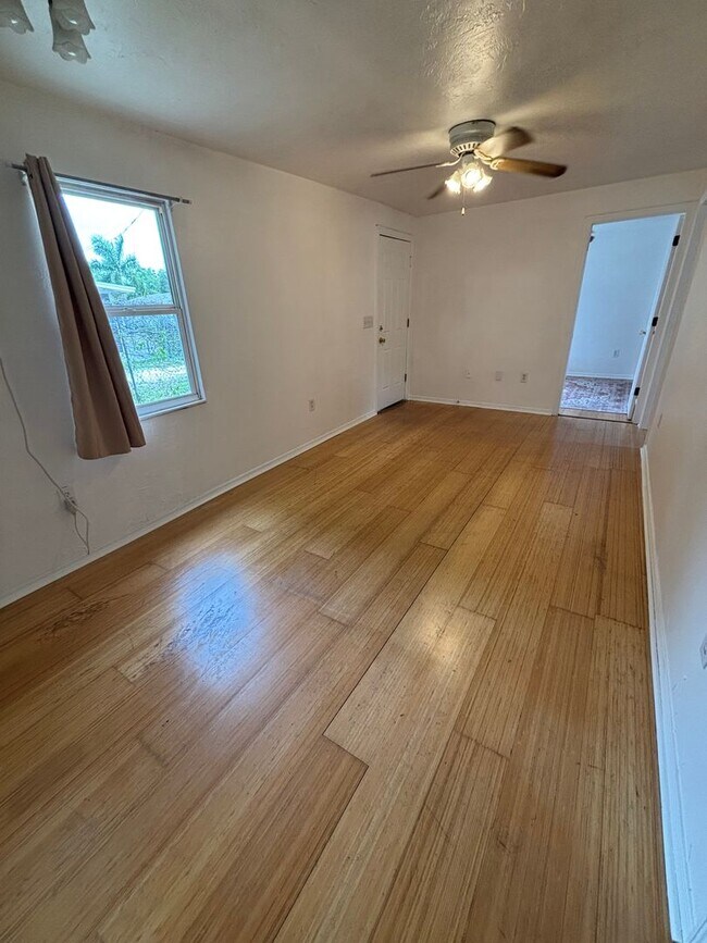 Building Photo - Move in Special half off first months rent - 3 bedroom 1 bath home in Sarasota
