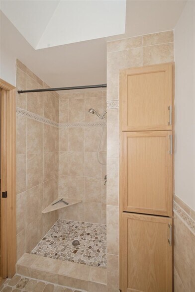 Building Photo - 1671 Grosvenor Cir