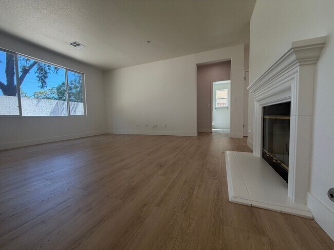 Building Photo - Beautiful Single Family 4 Bedroom Now Available!