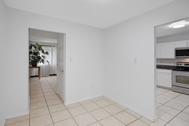 Building Photo - Renovated 4BR/3.5BA Townhome in Stafford –...