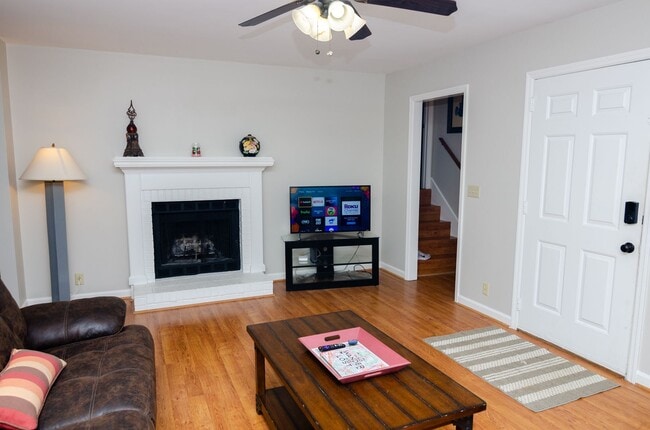 Building Photo - Stunning remodeled home in Franklin with a garage
