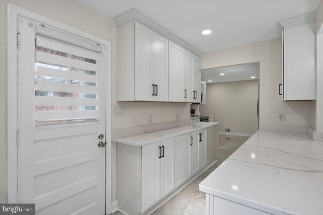 Building Photo - 6206 Hillview Ave