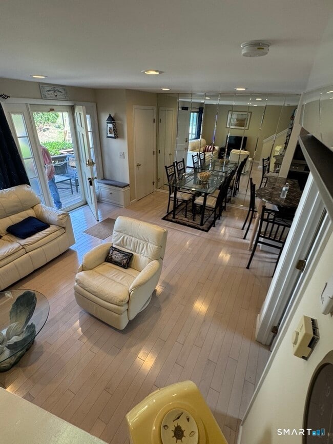 Building Photo - 7 Clearwater Ln