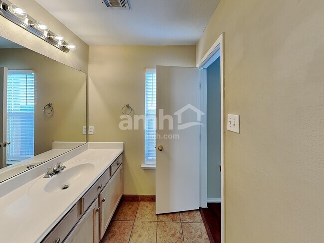 Building Photo - 904 Western Pass