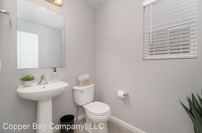 Building Photo - 4 br, 2.5 bath House - 4428 Bronson Boulevard