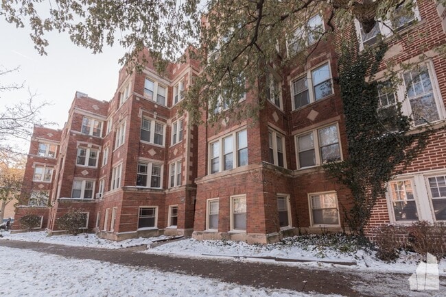 Building Photo - 7000 N Sheridan Rd