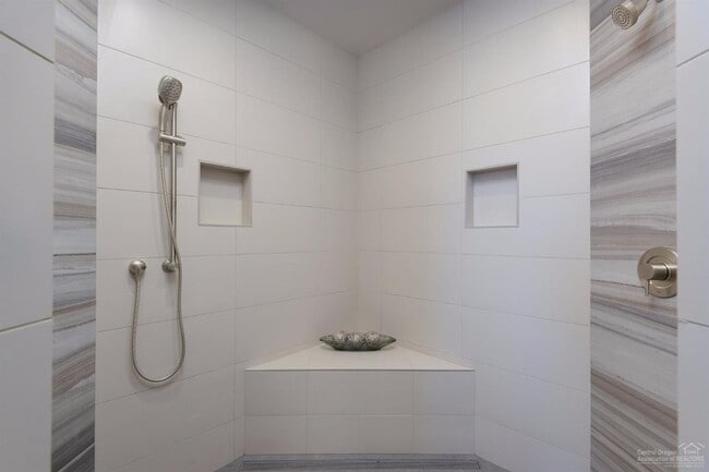 Building Photo - Beautiful custom Tripleknot townhome in Te...