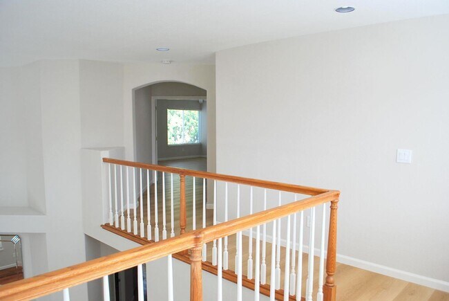 Building Photo - Updated Detached Home in Gated Fleur Du Mo...
