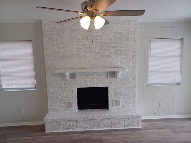 Building Photo - Beautiful 2 BR 1 BA Lakefront View Rental ...