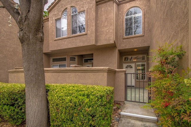 Building Photo - Beautiful 2 Bed, 2.5 Bath Two-Story Townhome in Belsera