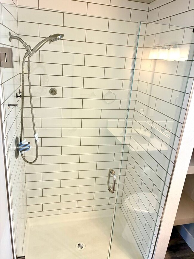 Building Photo - Nice Location in Heart of Old Town Fort Collins! WATER/SEWER/GAS INCLUDED IN RENT