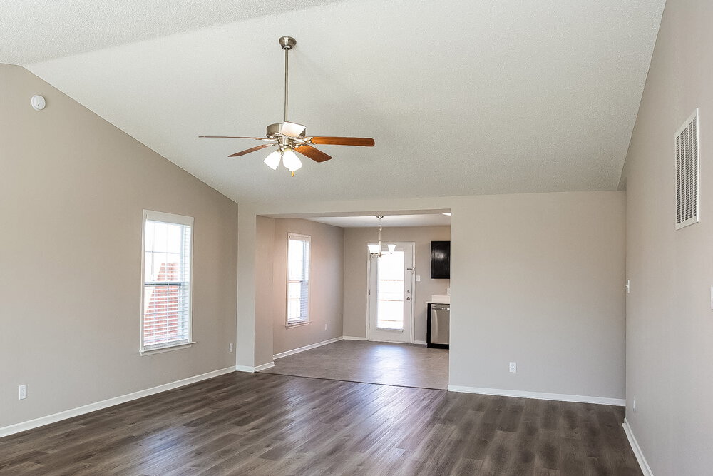 Building Photo - 600 Streamside Dr