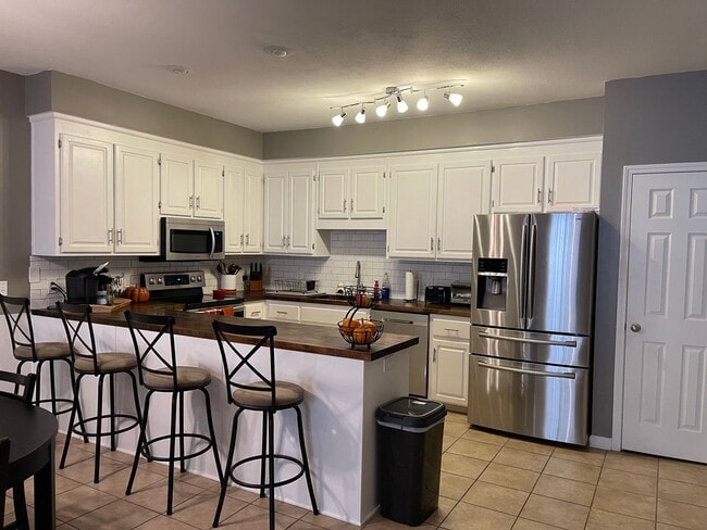 Building Photo - Wakefield Subdivision!  End Unit.