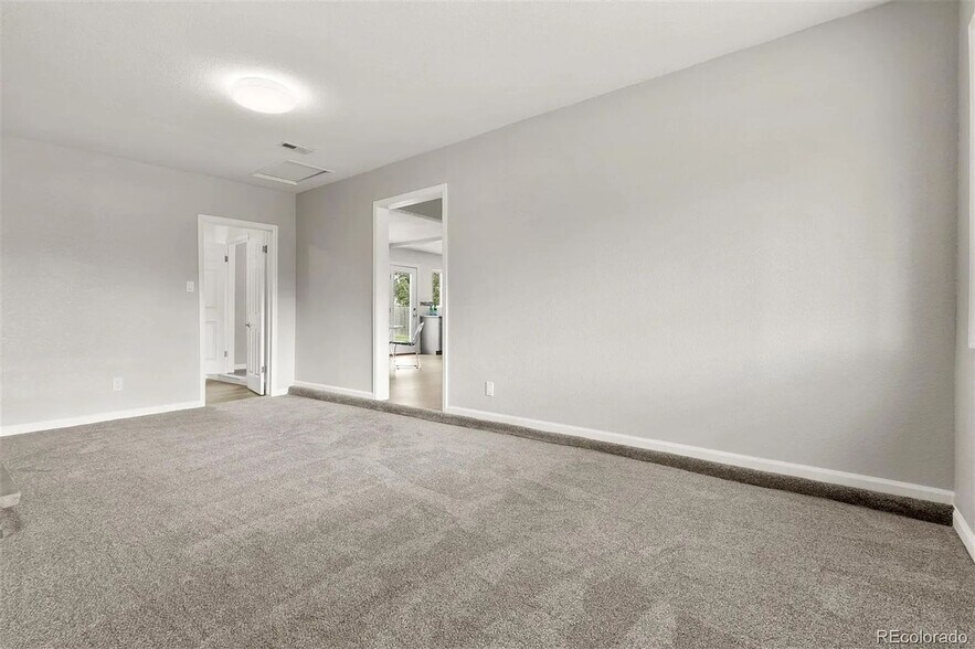 Building Photo - 756 N Revere St