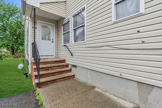 Primary Photo - 477 Lewis St