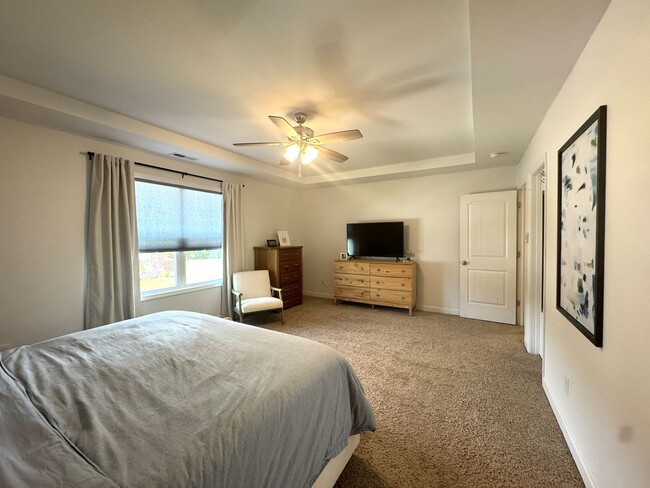Building Photo - Beautiful home! Minutes to Surf City!