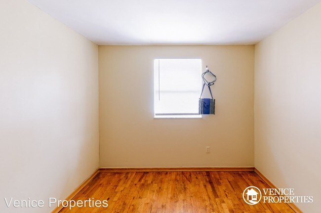 Building Photo - 171 E 12th Ave