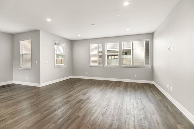 Building Photo - Move-In Special! Beautiful Alkali Flat Rental!