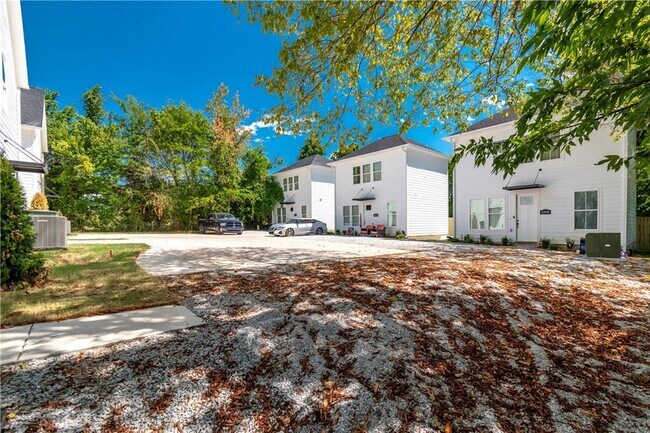 Building Photo - 810 S Wood Ave