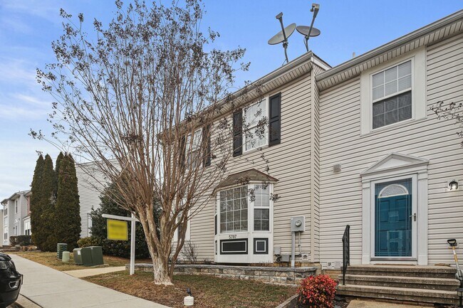 Building Photo - Bright & Spacious 3-Bedroom, 2 Full & 2 Half Bath in New Market