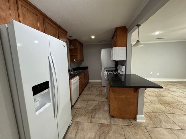 Building Photo - Great 2 Bedroom Lease near LSU