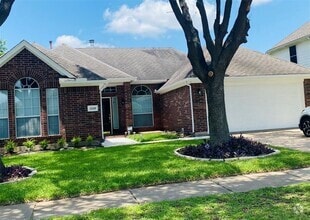 Building Photo - 12118 Green Trails Dr